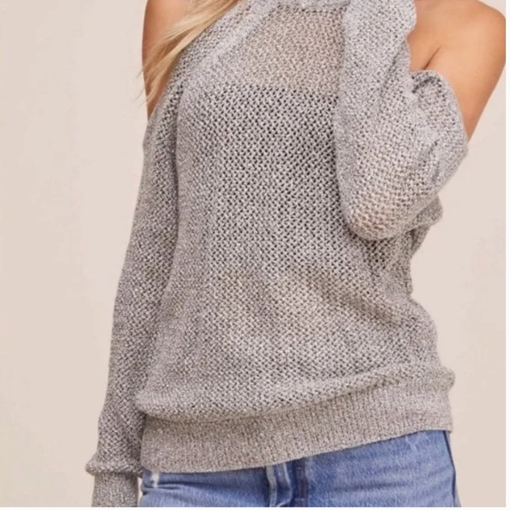 ASTR the Label gray knit cold shoulder Janet Sweater Size Medium. EUC